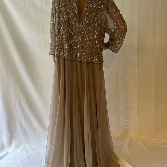 Mother of the bride/groom. Beautiful dress! - Picture 2 of 2